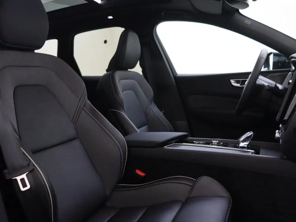 Volvo XC60 Plus Black Edition Plug-In Hybrid AWD uit 2026, foto 14