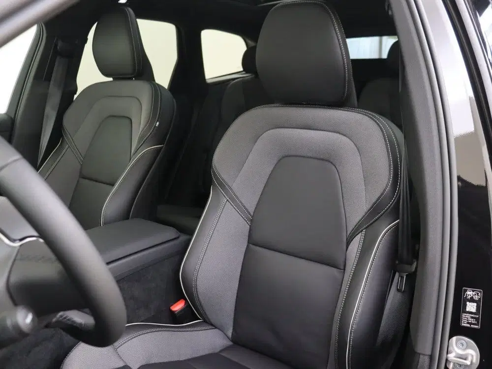 Volvo XC60 Plus Black Edition Plug-In Hybrid AWD uit 2026, foto 15