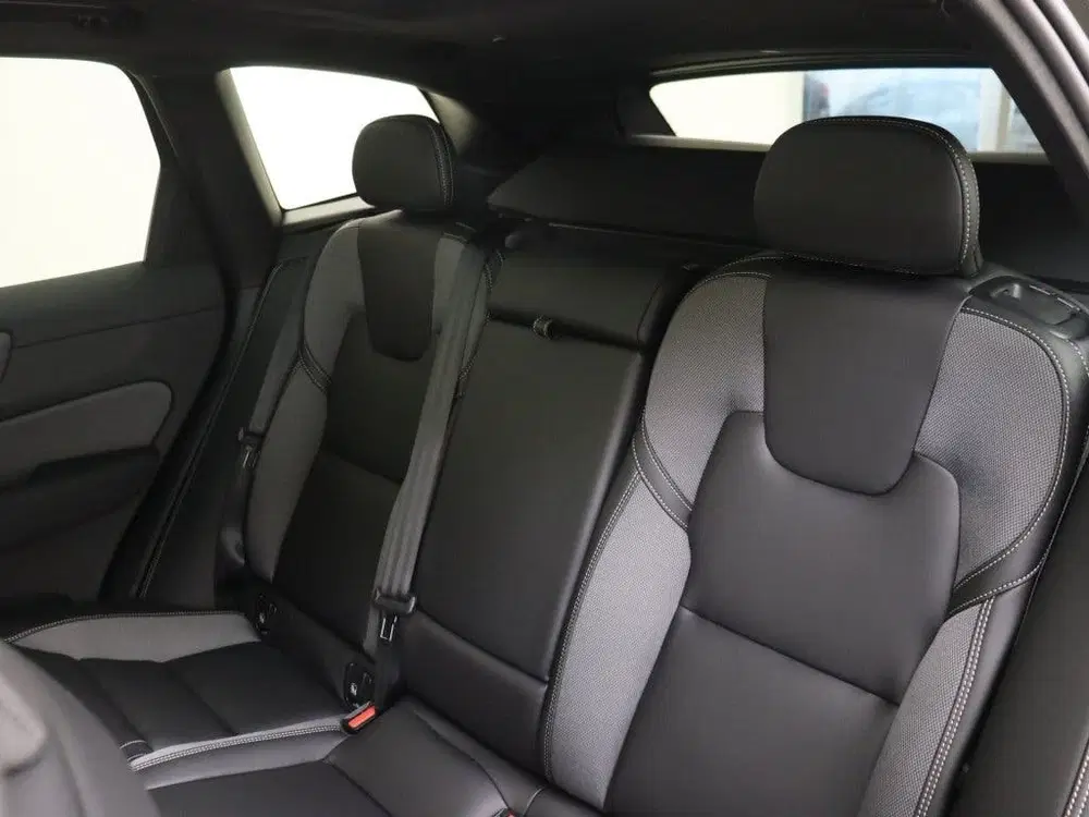 Volvo XC60 Plus Black Edition Plug-In Hybrid AWD uit 2026, foto 7