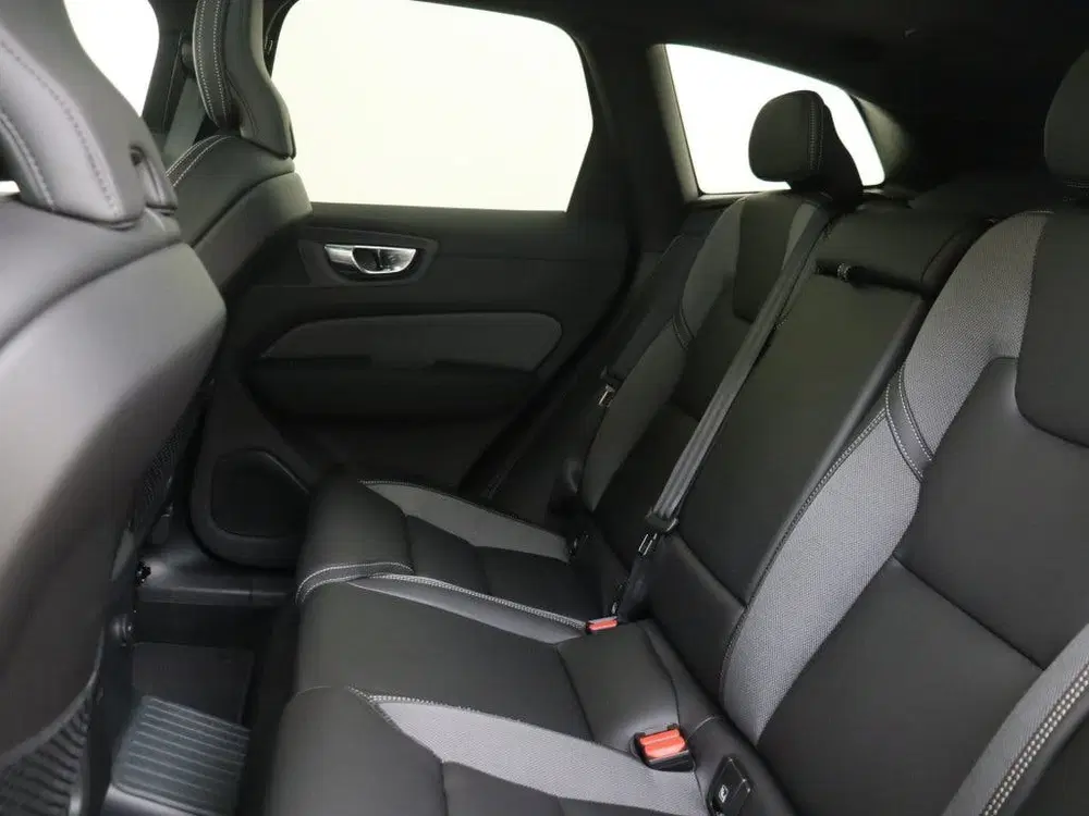 Volvo XC60 Plus Black Edition Plug-In Hybrid AWD uit 2026, foto 8