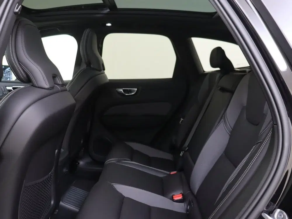 Volvo XC60 Plus Black Edition Plug-In Hybrid AWD uit 2026, foto 9
