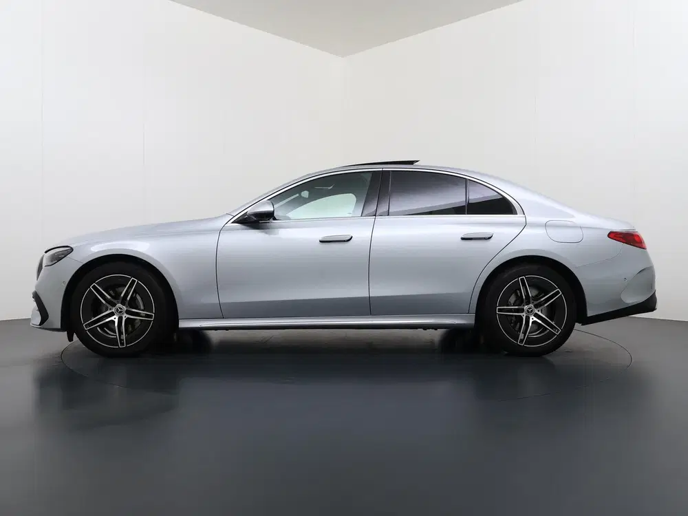 Mercedes-Benz E-Klasse 300 e AMG Line uit 2025, foto 3