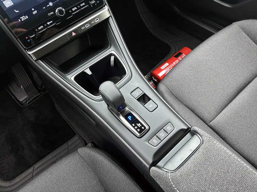 Lexus LBX 2WD uit 2024, foto 10