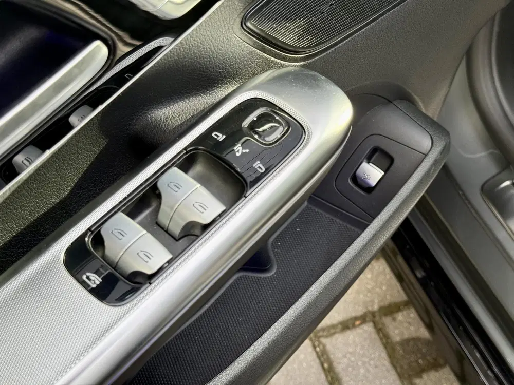 Mercedes-Benz EQE 300 AMG Line uit 2024, foto 12