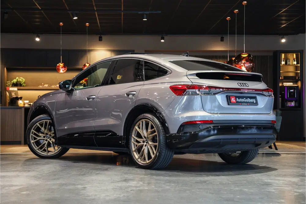 Audi Q4 e-tron 40 Launch Black edition One S Compe uit 2022, foto 2
