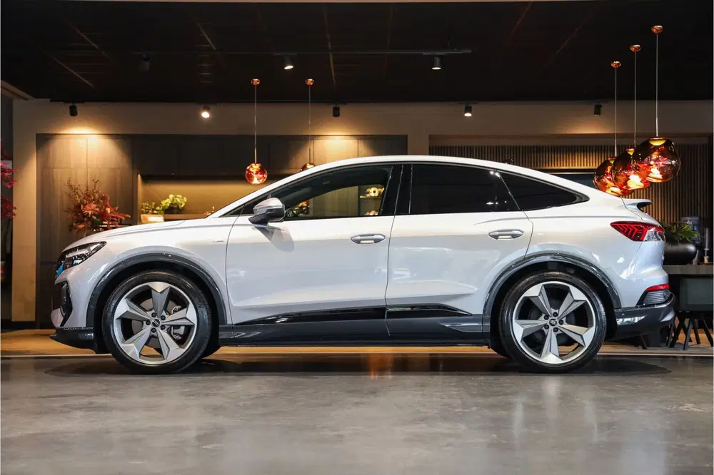 Audi Q4 e-tron 40 S Black edition 77 kWh Sportstoe uit 2023, foto 2