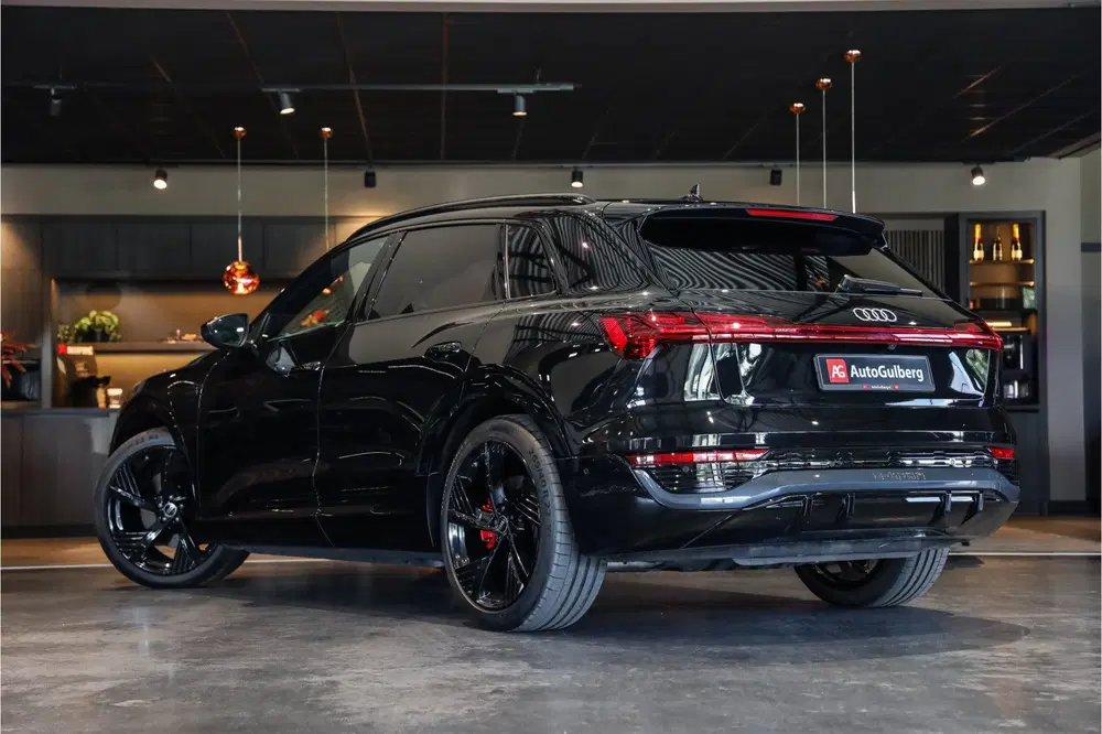 Audi Q8 e-tron 55 quattro S Black Edition Competition 115 uit 2024, foto 2
