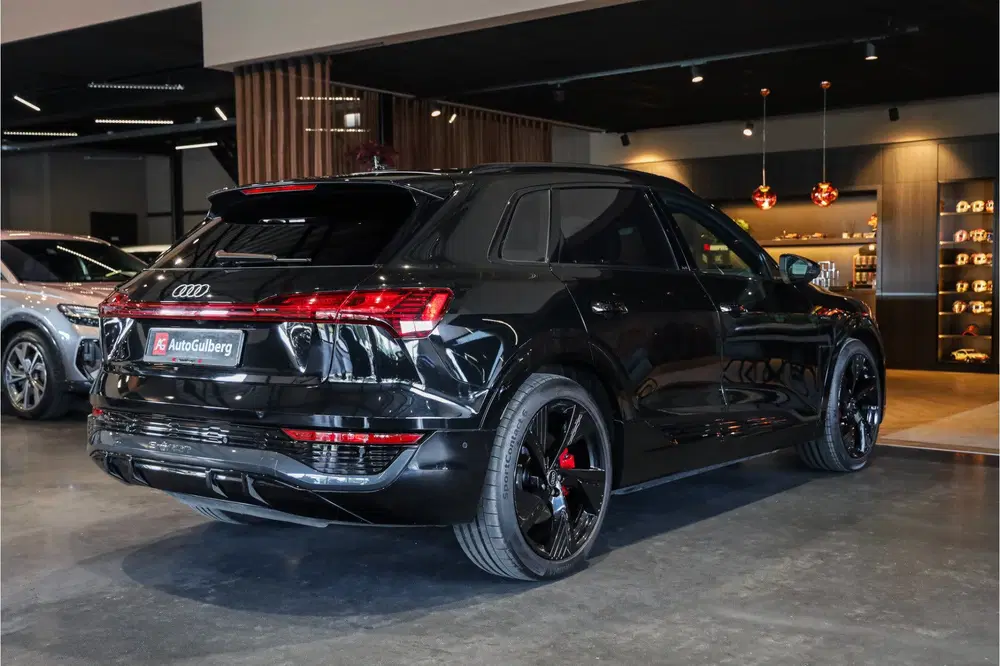 Audi Q8 e-tron 55 quattro S Black Edition Competition 115 uit 2024, foto 4