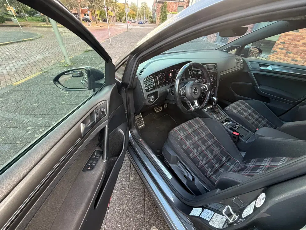 Volkswagen Golf 2.0 TSI Performance Virtual uit 2019, foto 12