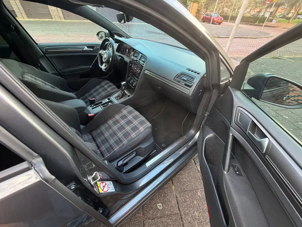 Volkswagen Golf 2.0 TSI Performance Virtual uit 2019, foto 13
