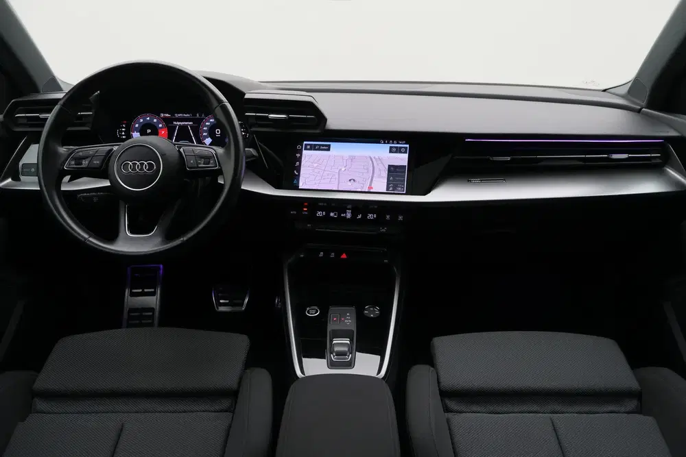 Audi A3 30 TFSI Advanced edition Panoramadak uit 2021, foto 2