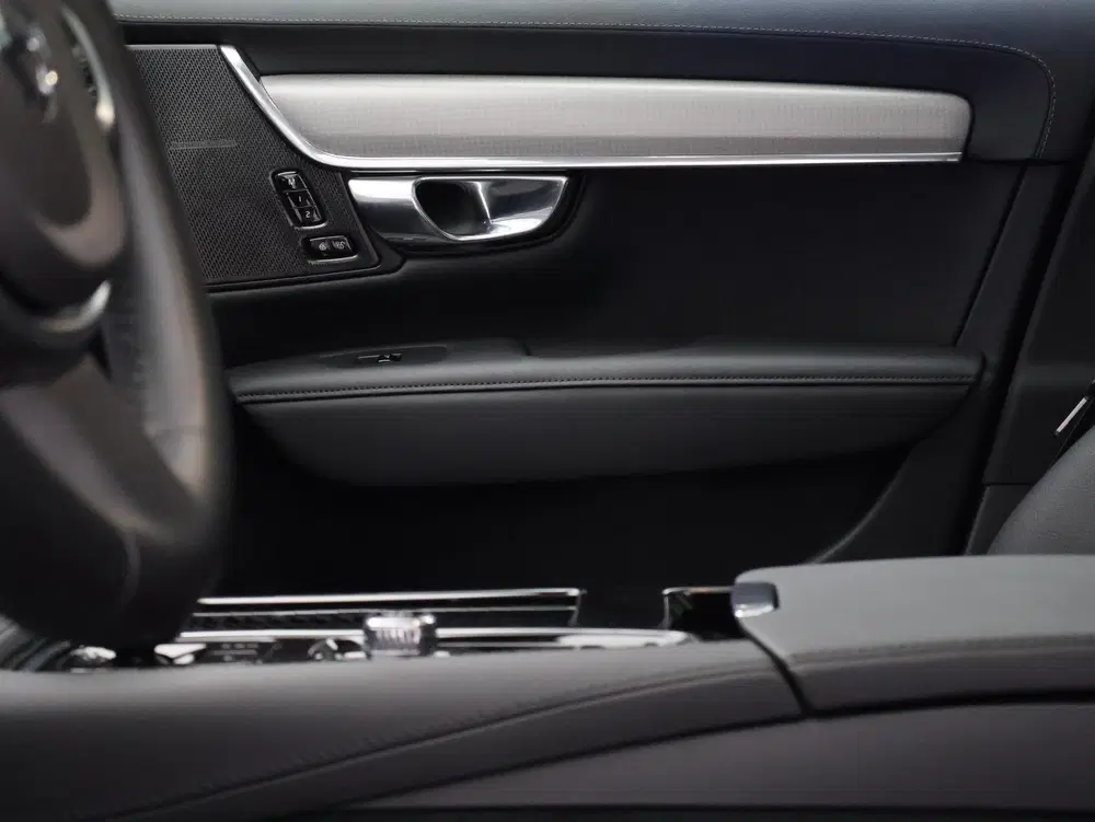 Volvo V90 T8 AWD Plug-in hybrid Ultra Dark uit 2025, foto 11