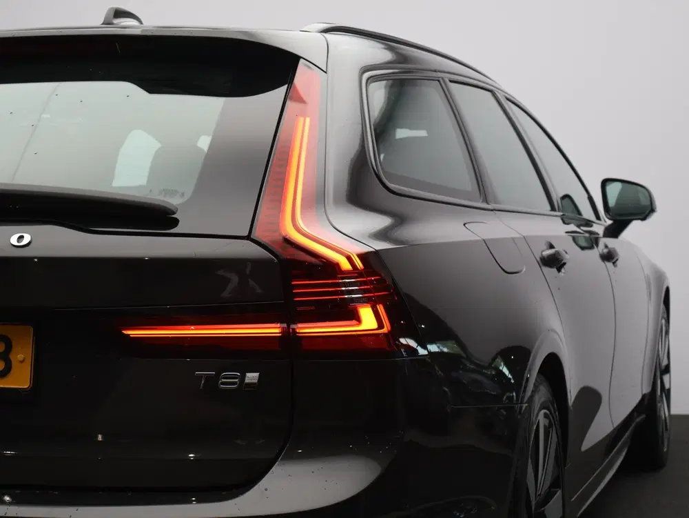 Volvo V90 T8 AWD Plug-in hybrid Ultra Dark uit 2025, foto 13