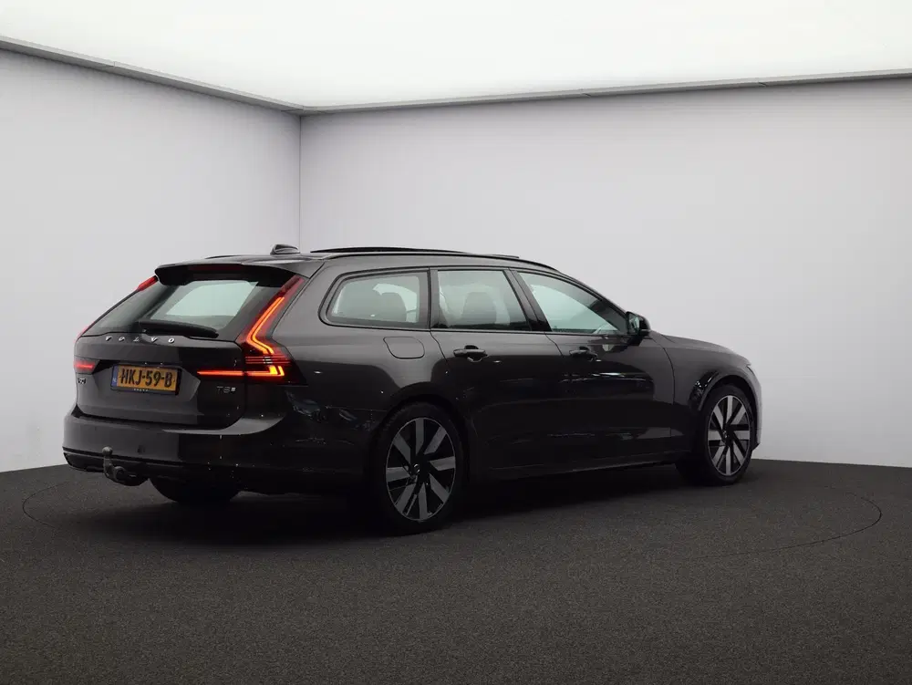 Volvo V90 T8 AWD Plug-in hybrid Ultra Dark uit 2025, foto 2