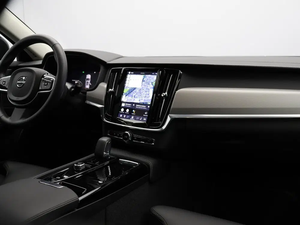 Volvo V90 T8 AWD Plug-in hybrid Ultra Dark uit 2025, foto 3