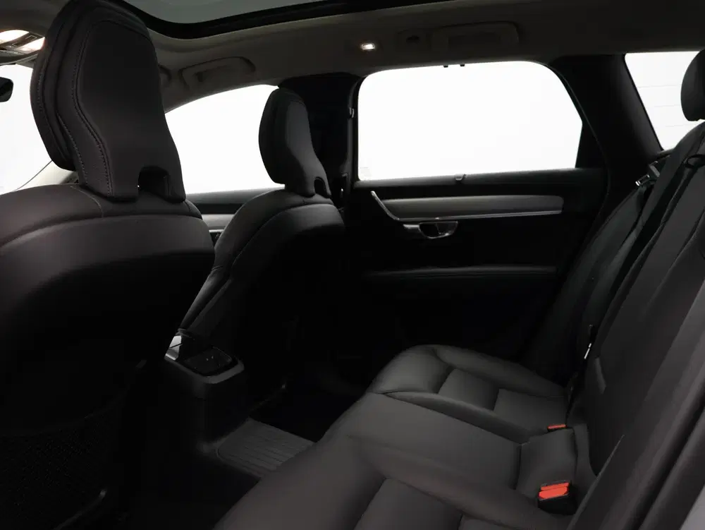 Volvo V90 T8 AWD Plug-in hybrid Ultra Dark uit 2025, foto 8