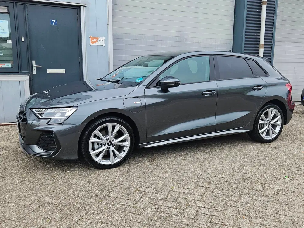 Audi A3 40 TFSI-e Facelift S-Line Matrix Keyless C uit 2025, foto 6