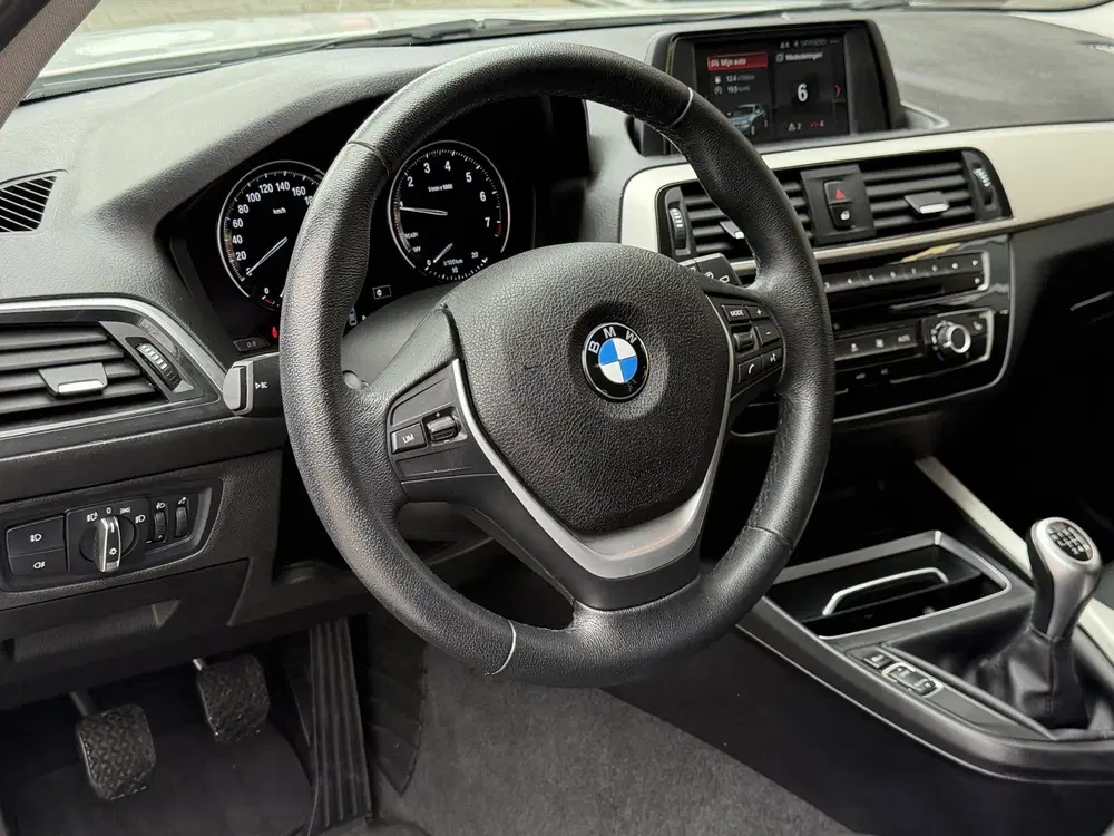 BMW 1-serie 118i 5Drs uit 2019, foto 2
