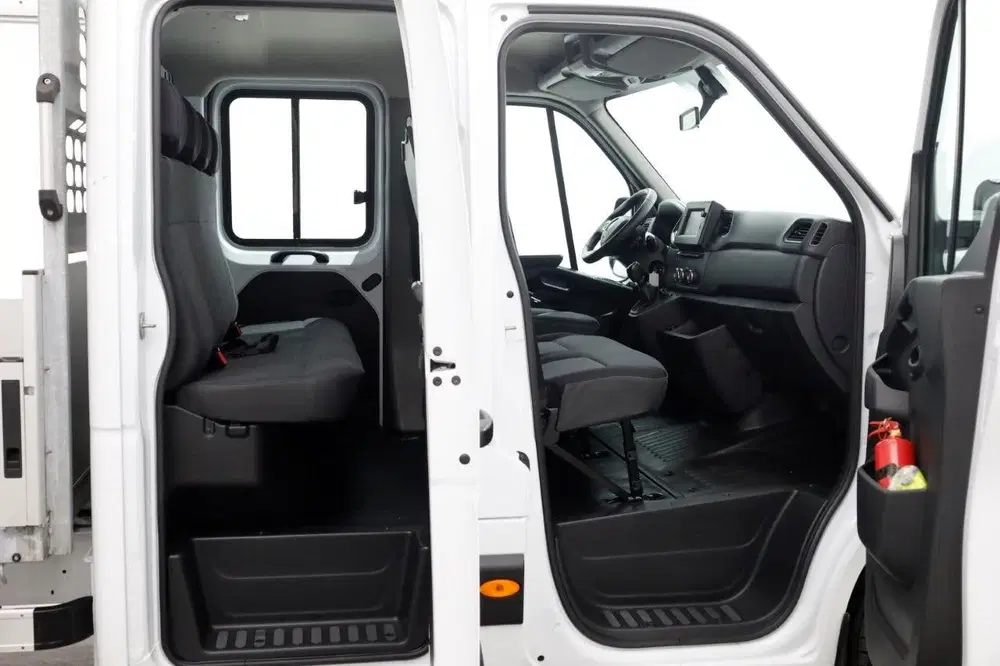 Renault Master T35 2.3 dCi 135pk L2 D.C. Open Laadbak Air uit 2020, foto 3