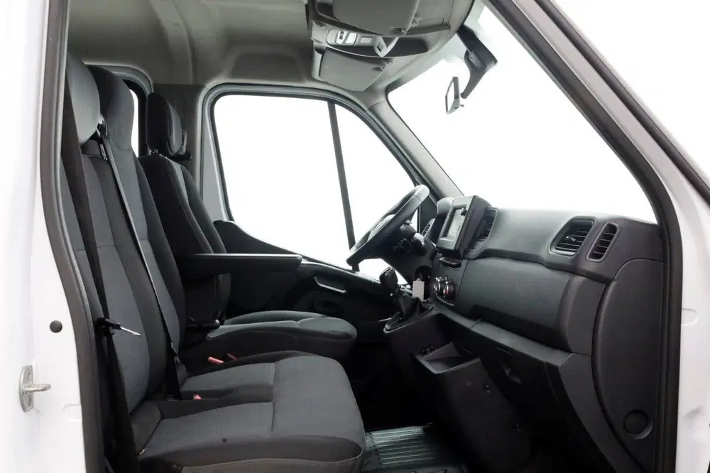 Renault Master T35 2.3 dCi 135pk L2 D.C. Open Laadbak Air uit 2020, foto 6
