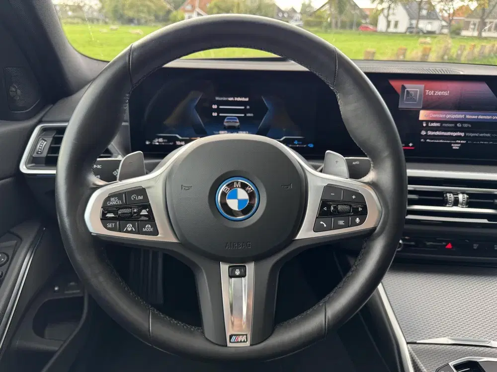 BMW 3-serie 330e M Sport uit 2024, foto 10