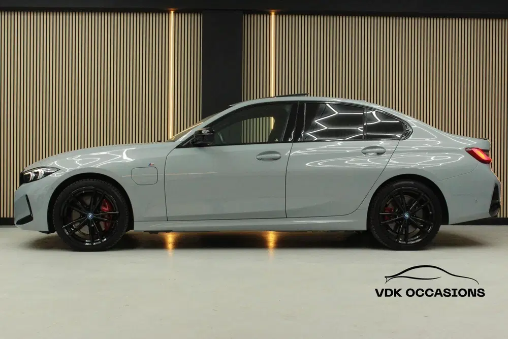 BMW 3-serie 330e M Sport uit 2024, foto 2