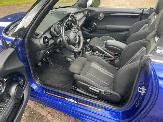 Mini Cabrio 1.5 Cooper JCW Cabrio uit 2020, foto 5