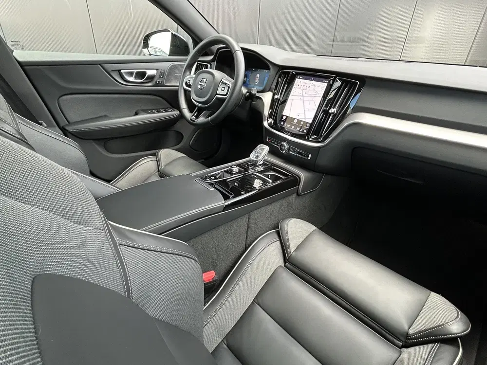 Volvo V60 2.0 T8 Plug-in hybrid AWD Plus Dark uit 2026, foto 4