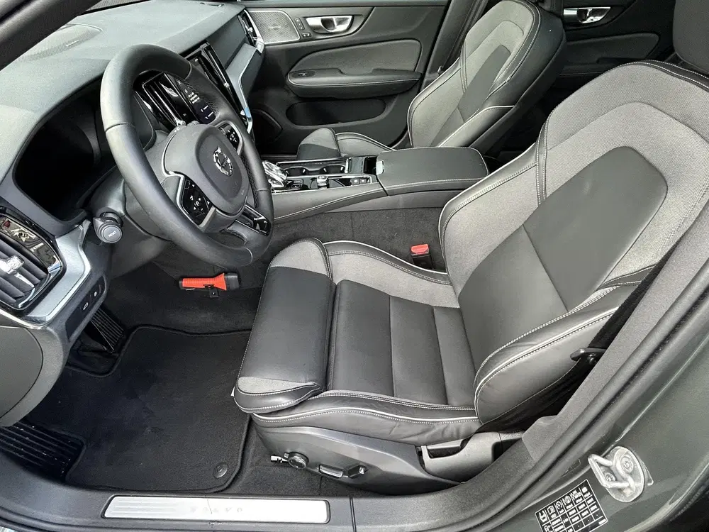 Volvo V60 2.0 T8 Plug-in hybrid AWD Plus Dark uit 2026, foto 7