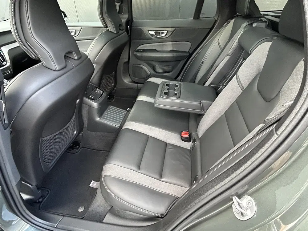 Volvo V60 2.0 T8 Plug-in hybrid AWD Plus Dark uit 2026, foto 8
