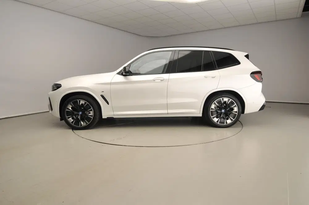 BMW iX3 High Executive uit 2024, foto 2