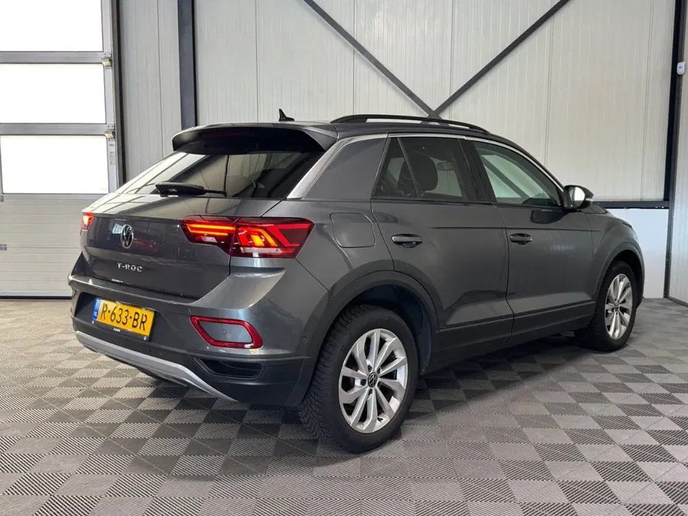 Volkswagen T-Roc 1.0 TSI uit 2022, foto 2