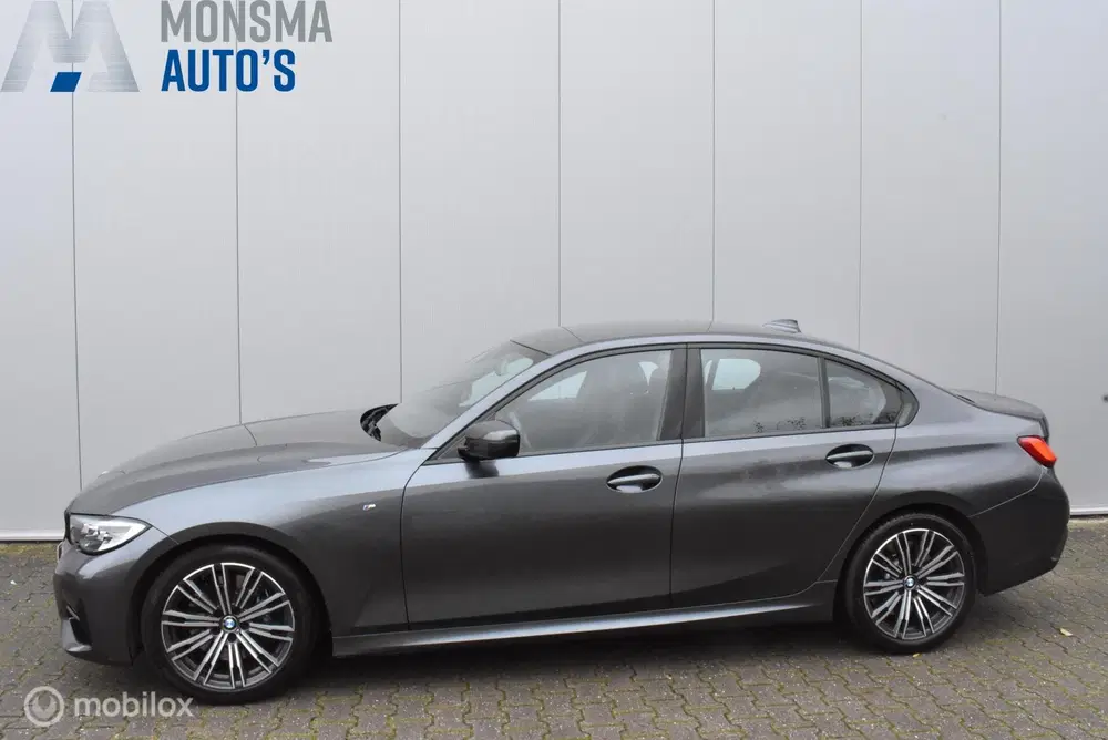 BMW 3-serie 330i M-Sport 2019 Mineralgrau Live-Cockpit uit 2019