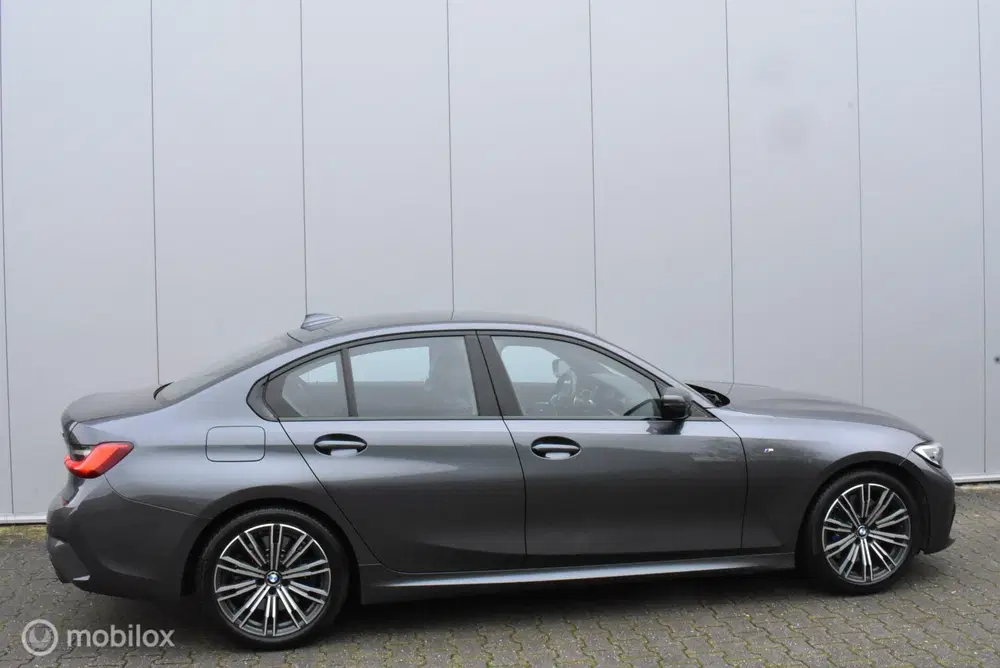 BMW 3-serie 330i M-Sport 2019 Mineralgrau Live-Cockpit uit 2019, foto 4
