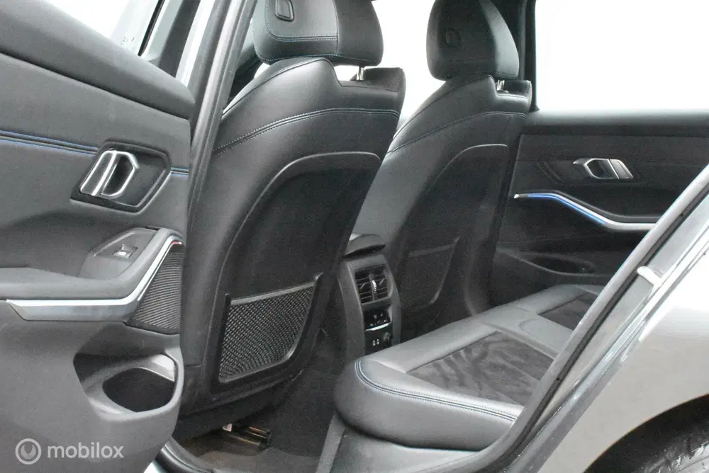 BMW 3-serie 330i M-Sport 2019 Mineralgrau Live-Cockpit uit 2019, foto 7