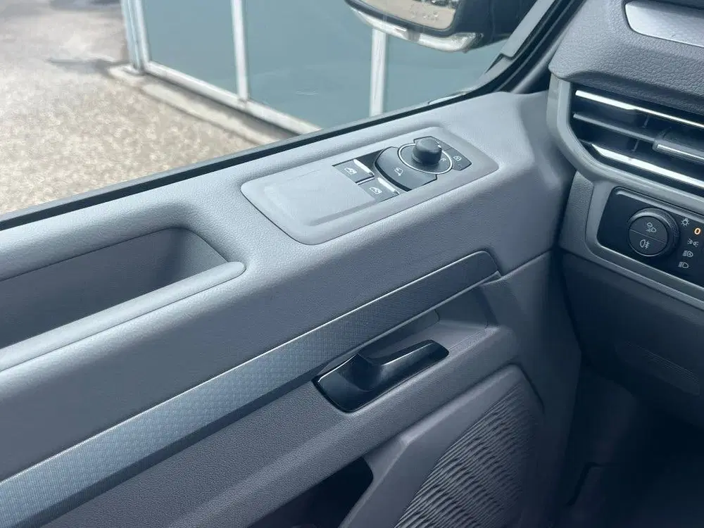 Volkswagen Transporter 2.0 TDI 170pk L2 Bulli Black Style uit 2024, foto 13