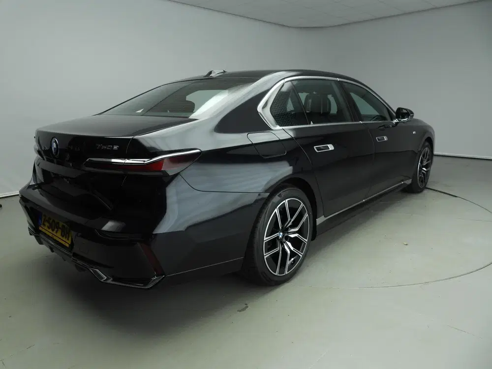 BMW 7-serie 750e xDrive uit 2024, foto 2