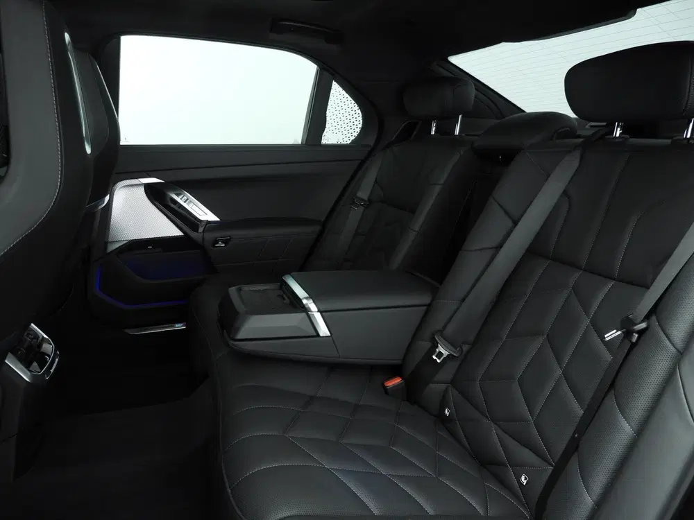 BMW 7-serie 750e xDrive uit 2024, foto 5