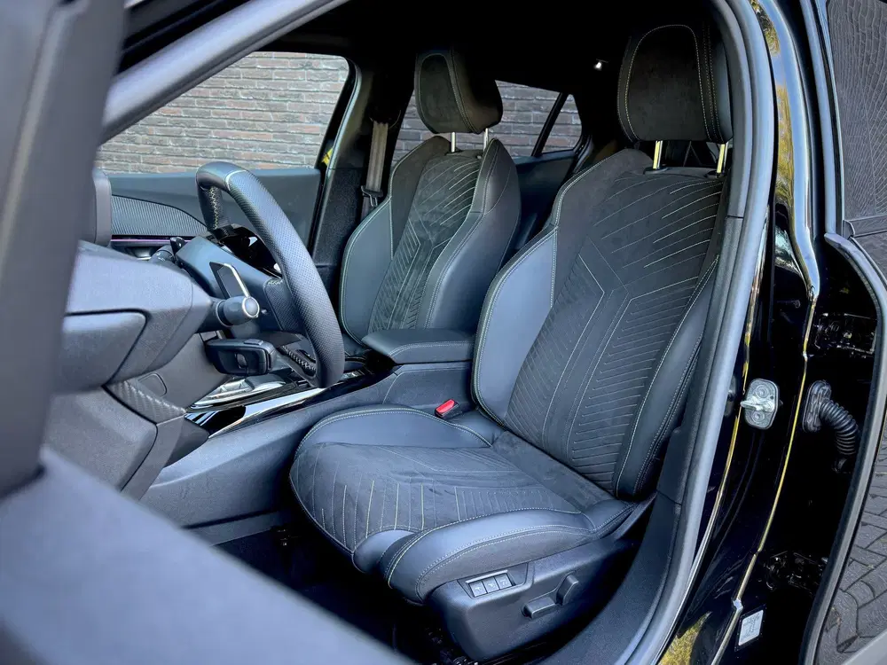 Peugeot 2008 PureTech 130 EAT8 GT uit 2024, foto 12