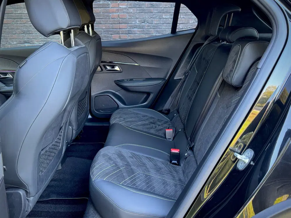 Peugeot 2008 PureTech 130 EAT8 GT uit 2024, foto 13