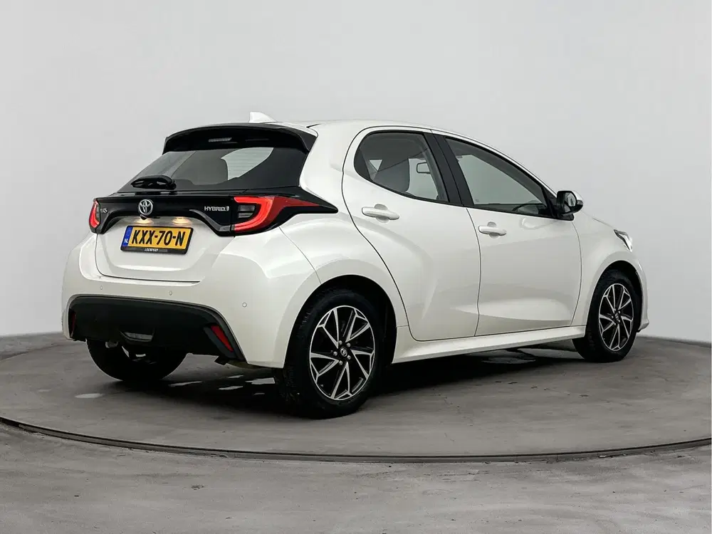 Toyota Yaris 1.5 Hybrid 115 First Edition uit 2022, foto 2