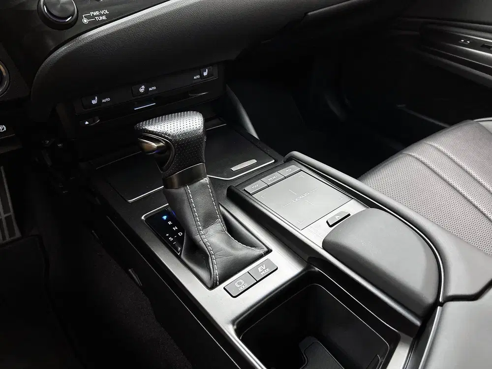 Lexus ES 300h F Sport Line uit 2020, foto 11