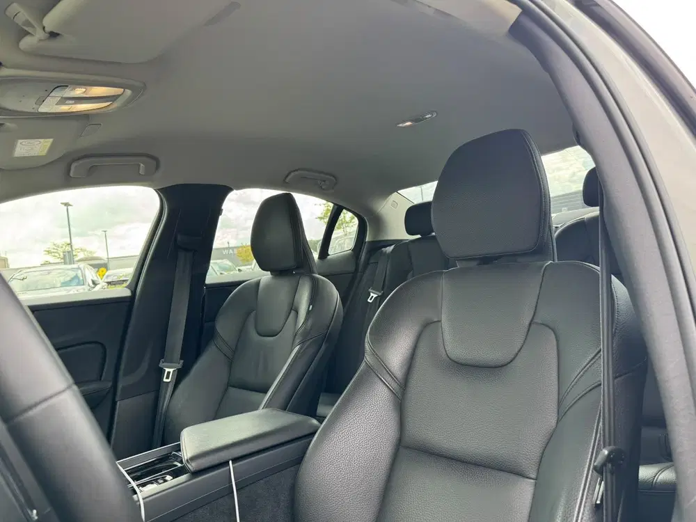 Volvo S60 2.0 B4 Plus Dark uit 2023, foto 10