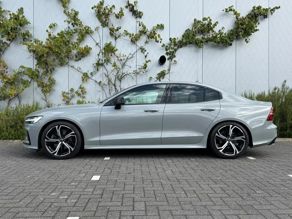 Volvo S60 2.0 B4 Plus Dark uit 2023, foto 2