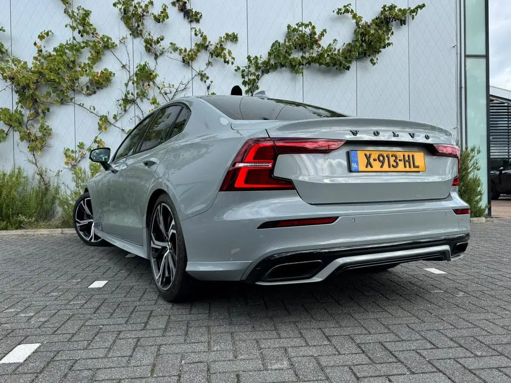 Volvo S60 2.0 B4 Plus Dark uit 2023, foto 3