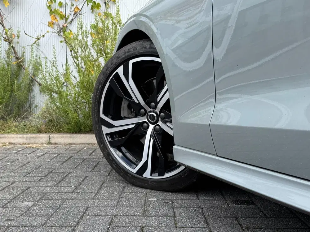 Volvo S60 2.0 B4 Plus Dark uit 2023, foto 4