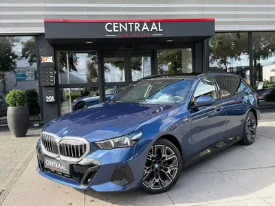 BMW 5-serie 530e M-Sport Pano uit 2024
