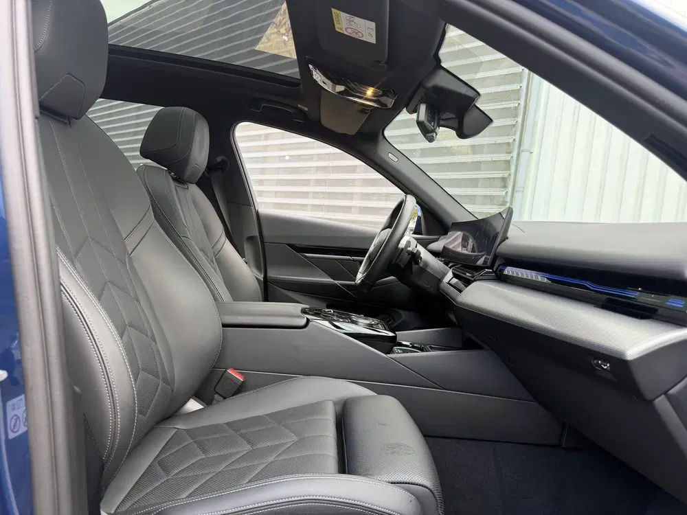 BMW 5-serie 530e M-Sport Pano uit 2024, foto 8