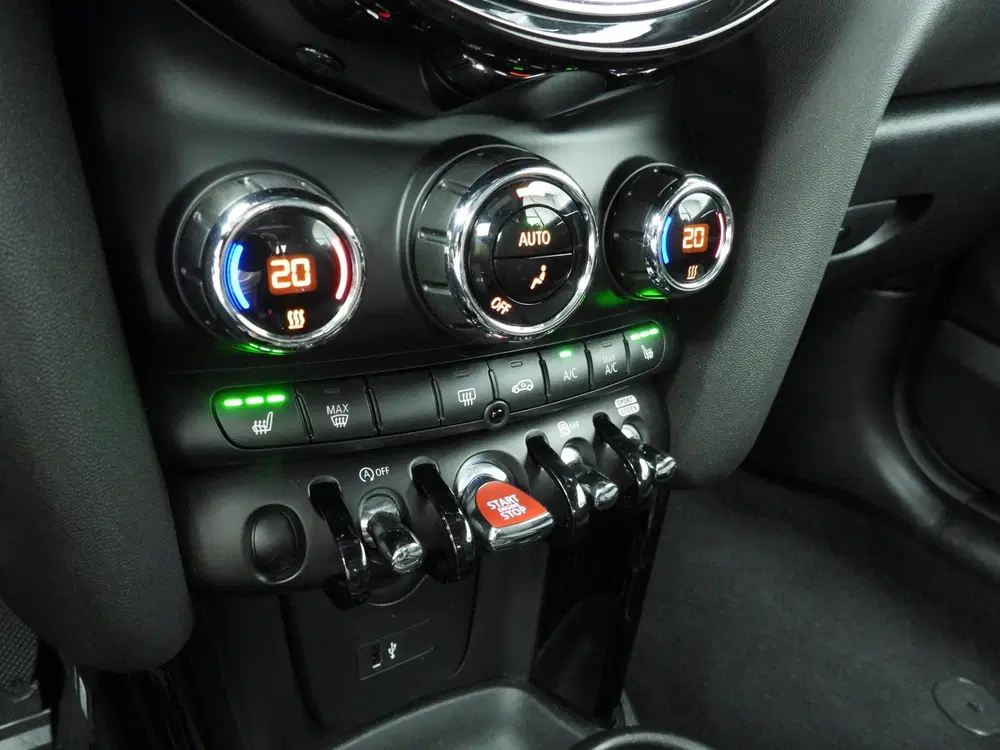 Mini Cabrio One uit 2021, foto 14