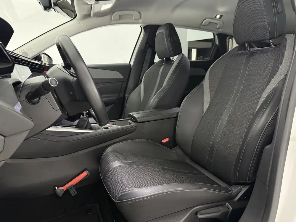 Peugeot 308 1.2 PureTech Allure Pack Business uit 2022, foto 15